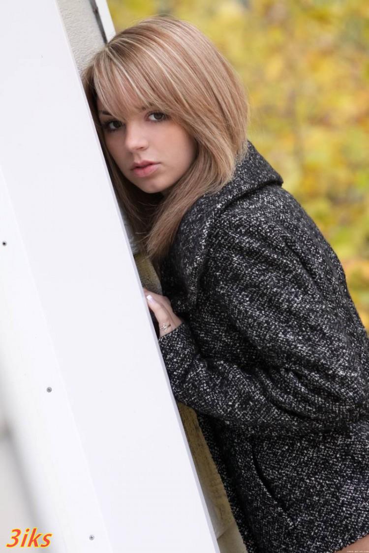 Молоденькая красотка разделась в осеннем лесу-0