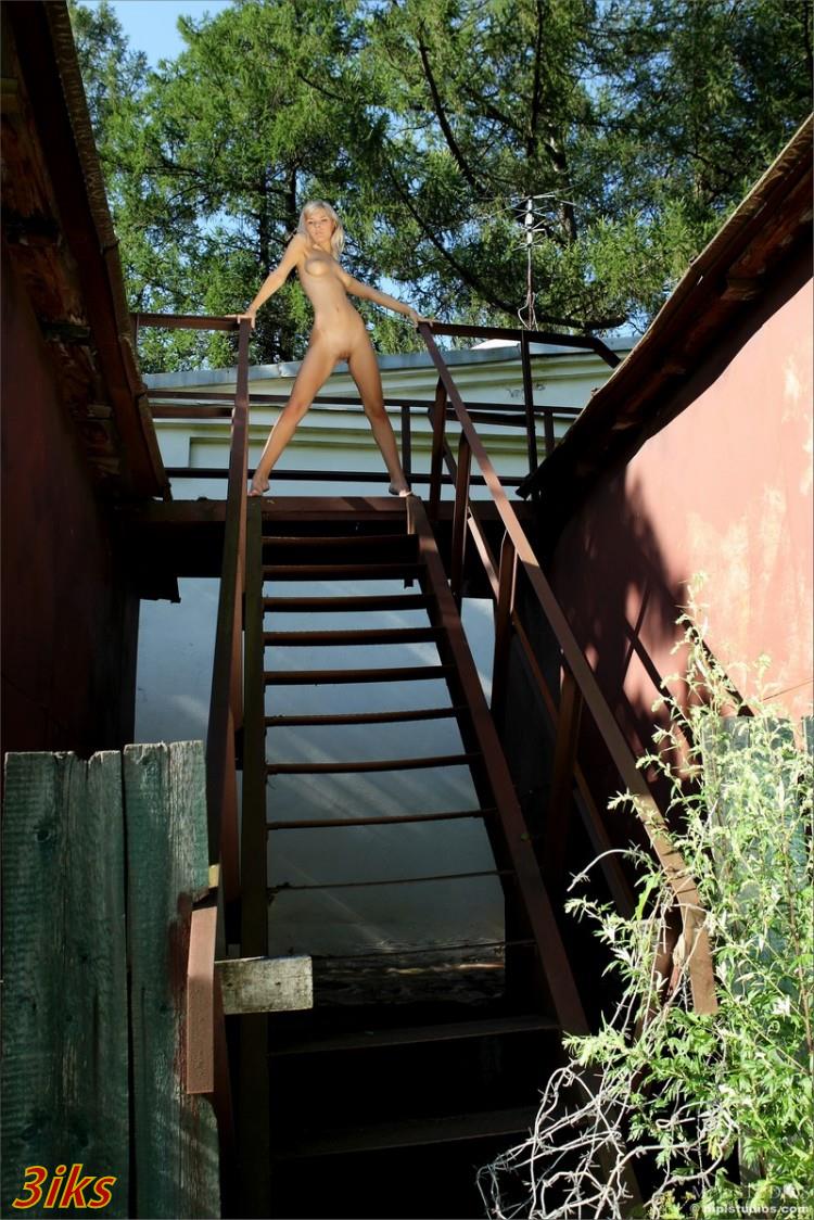 Симпотяжка на ступеньках-11