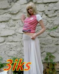 Разделась на развалинах-20