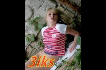 Разделась на развалинах-26