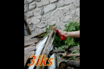 Разделась на развалинах-27