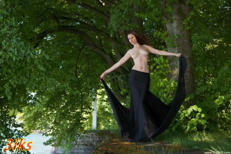 Фотосессия Грудастая девочка в лесу-1