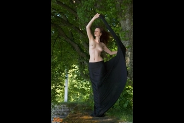 Грудастая девочка в лесу-2