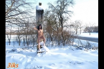 Голышом на февральском снегу-30