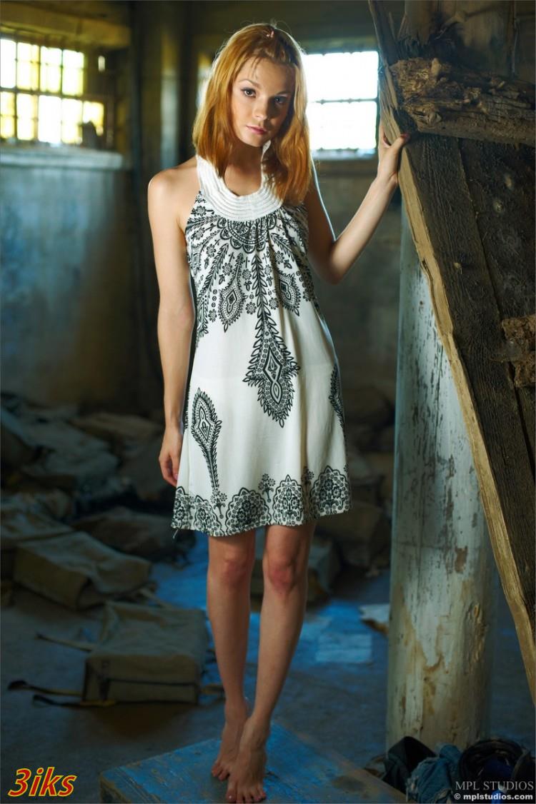 Стройная девочка на заброшеном складе-0