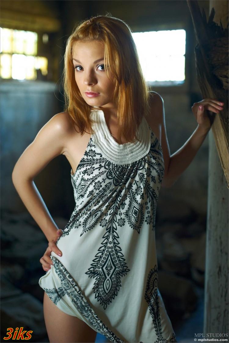 Стройная девочка на заброшеном складе-2