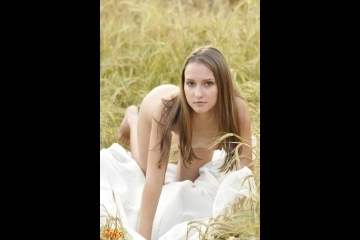 Худенькая девочка разделась в поле-13