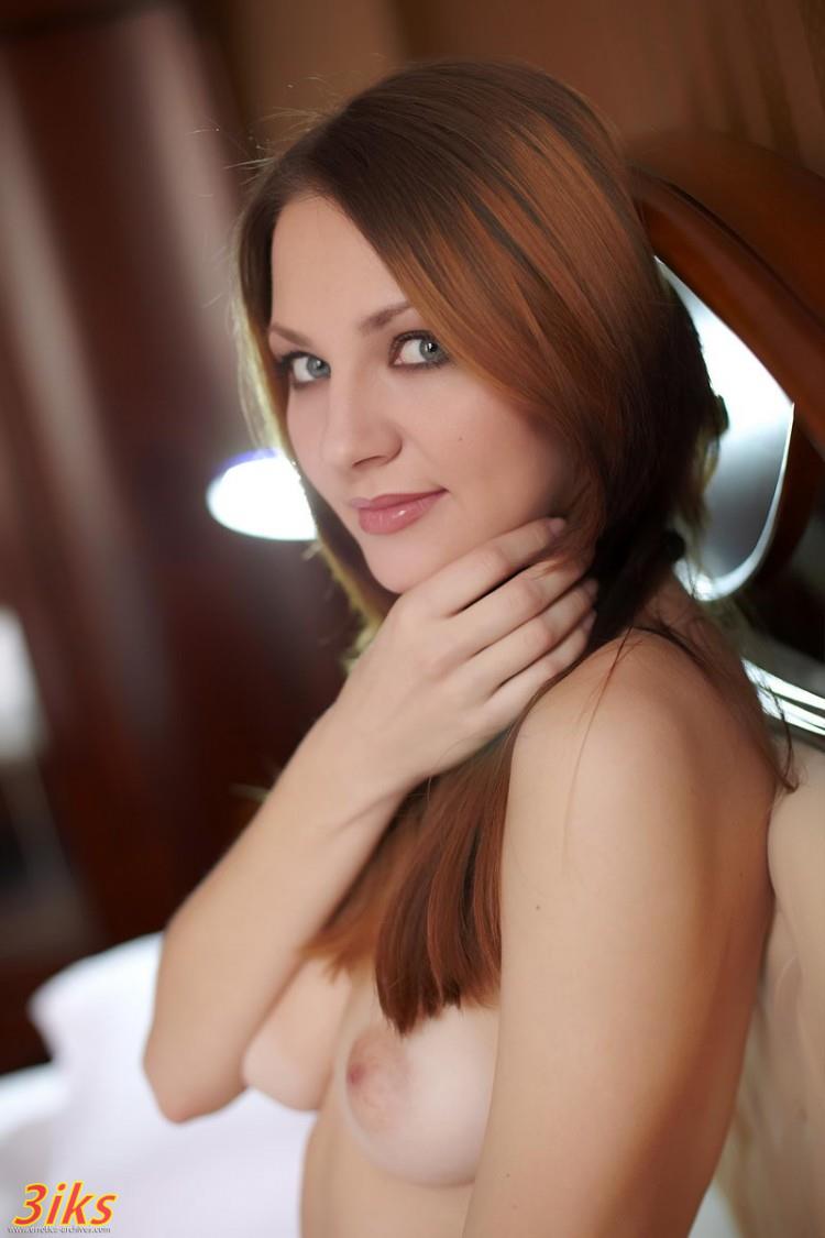 Стройная безстыдница лежит голой на крвати-18