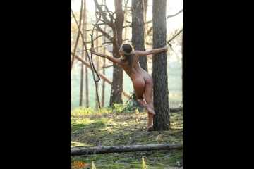 Фотосессия Голенькая амазонка в лесу-9