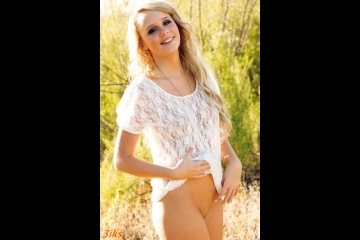 Красивая блондинка разделась на природе-5