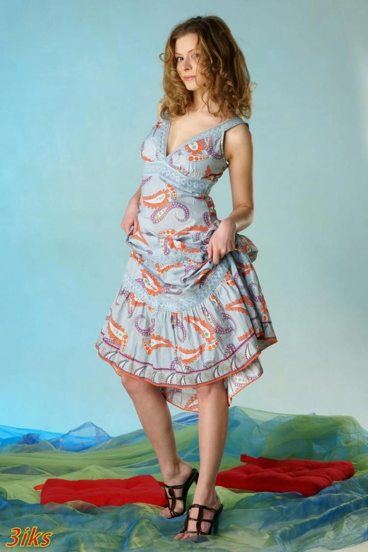 Фотосессия Сногшибательная красотка сняла одежду в комнате-0