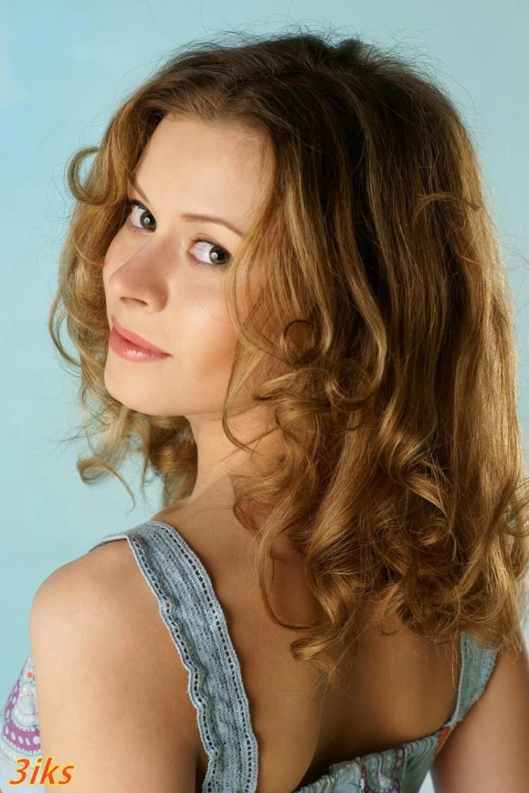 Фотосессия Сногшибательная красотка сняла одежду в комнате-1