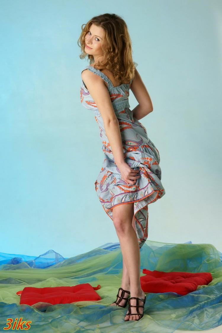 Сногшибательная красотка сняла одежду в комнате-2