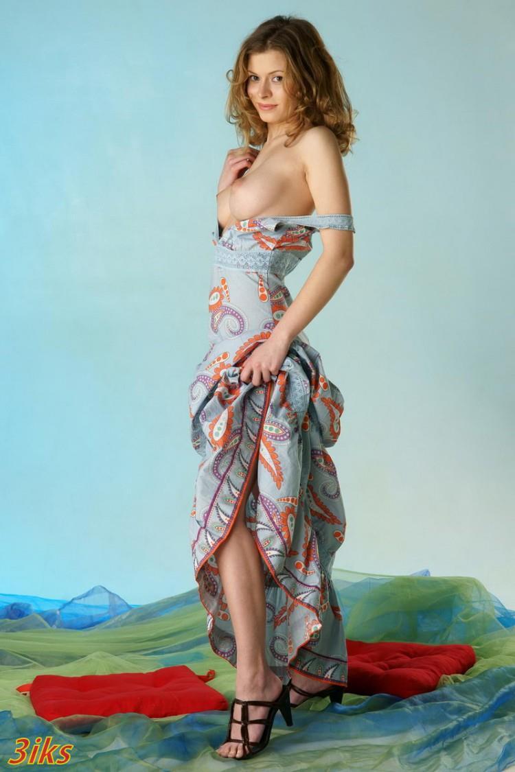 Сногшибательная красотка сняла одежду в комнате-5