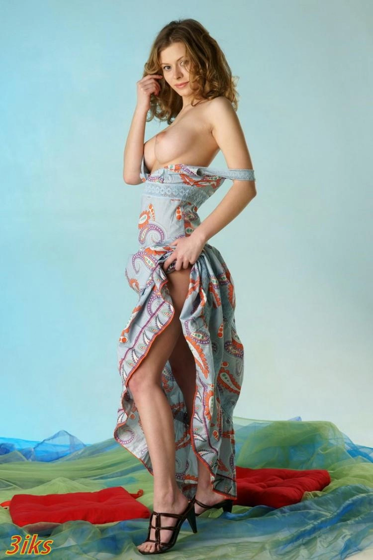 Фотосессия Сногшибательная красотка сняла одежду в комнате-6