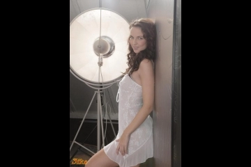 Кудрявая красотка на фотосессии-3