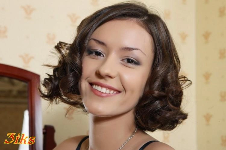 Фотосессия Девушка раздевается в спальне-0