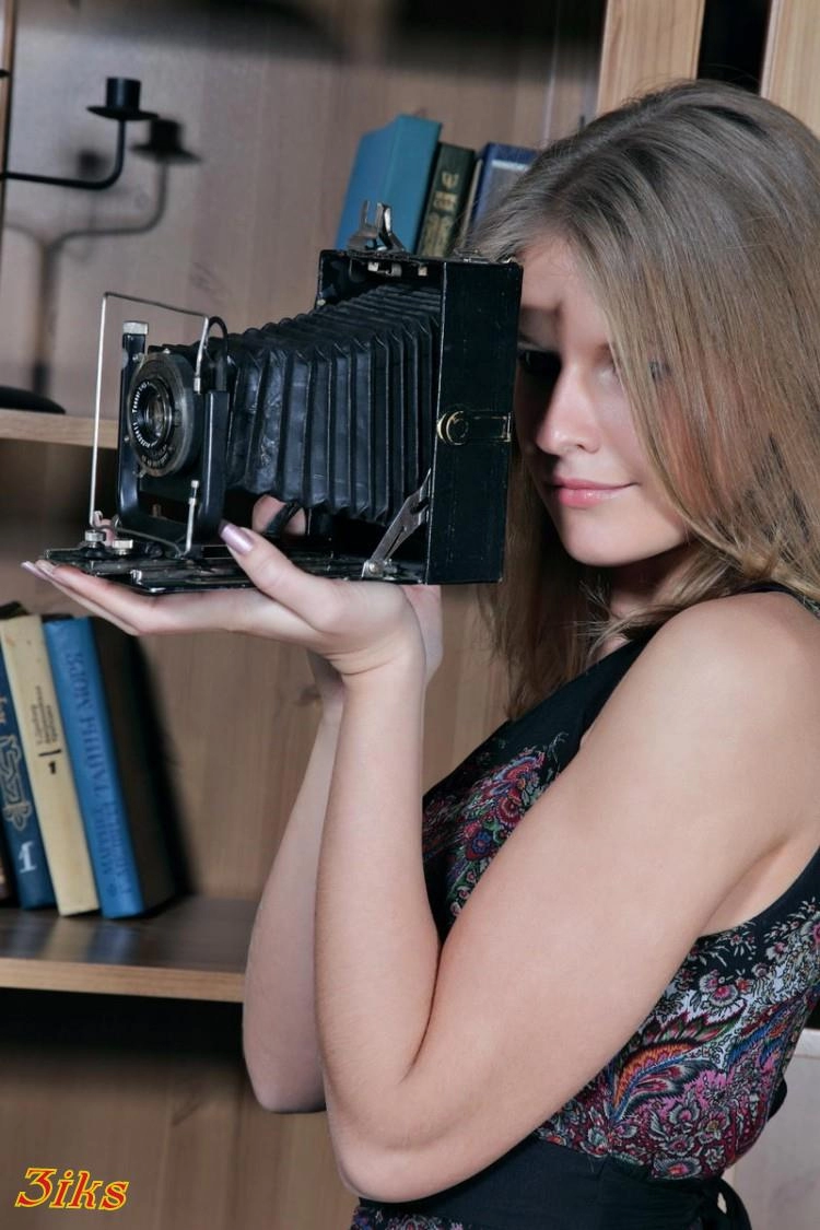 Фотосессия Голенькая косит под ретро-2