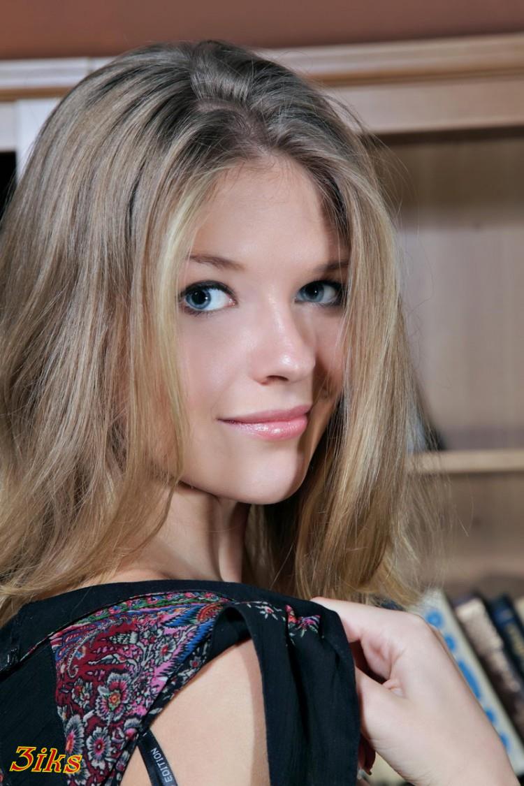 Голенькая косит под ретро-31