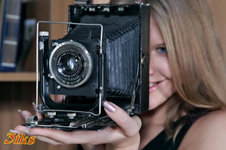 Фотосессия Голенькая косит под ретро-3