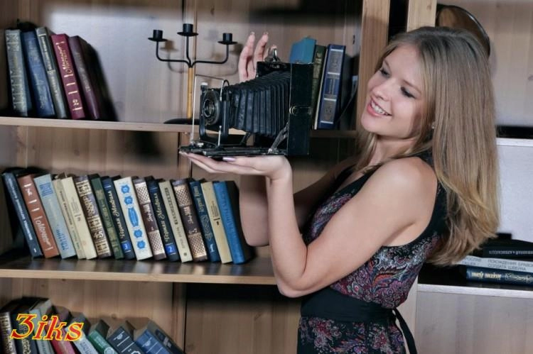 Фотосессия Голенькая косит под ретро-4