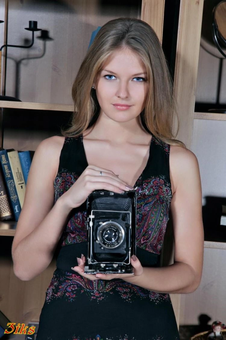 Фотосессия Голенькая косит под ретро-5