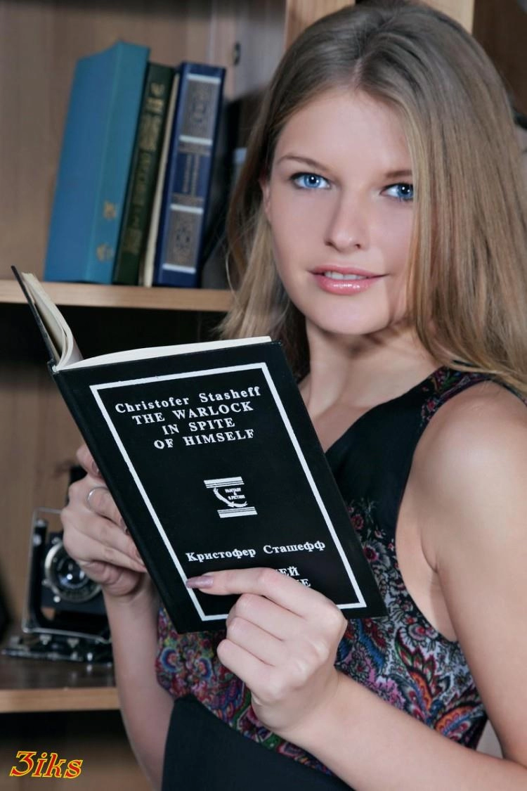 Фотосессия Голенькая косит под ретро-6