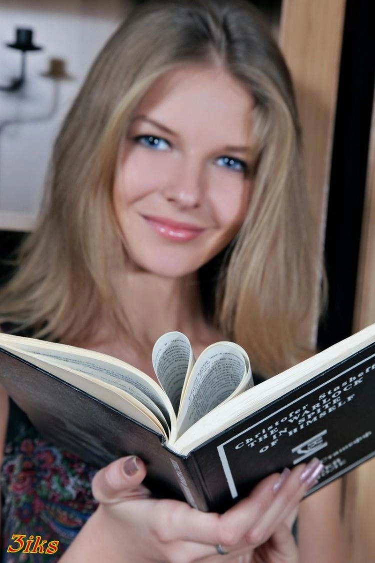 Фотосессия Голенькая косит под ретро-7