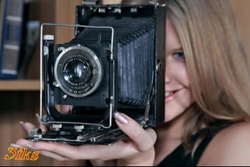 Фотосессия Голенькая косит под ретро-3