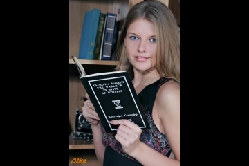 Фотосессия Голенькая косит под ретро-6