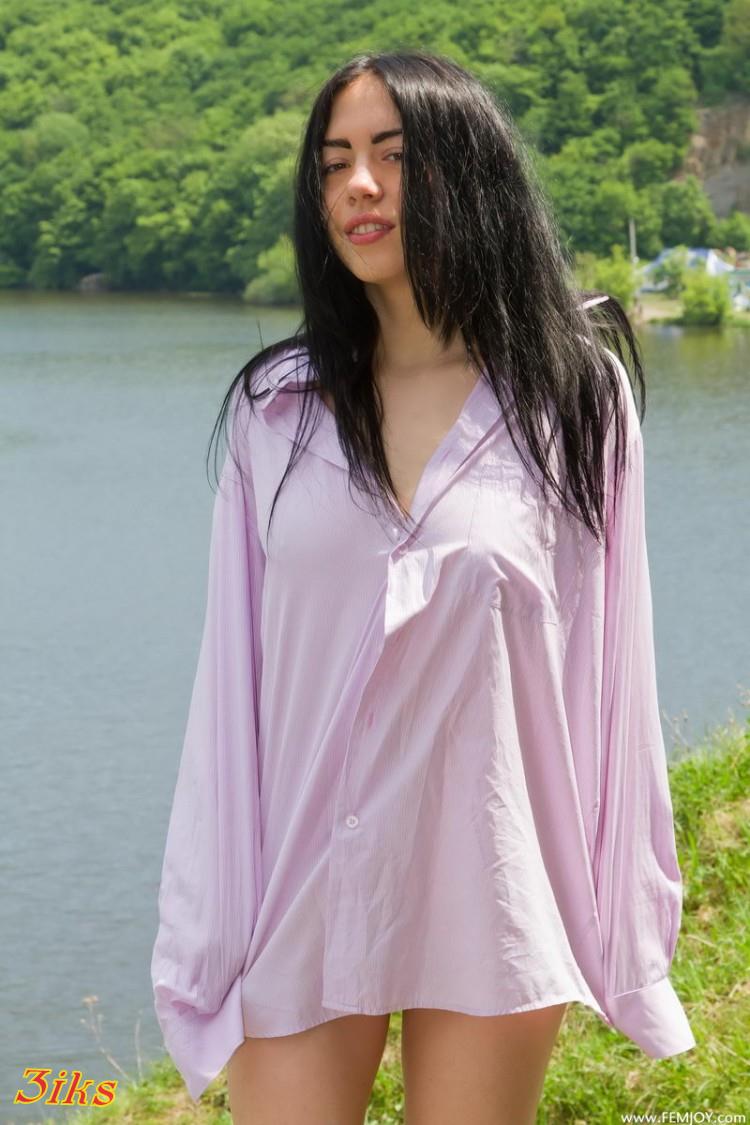 Секси девка разделась на природе-0