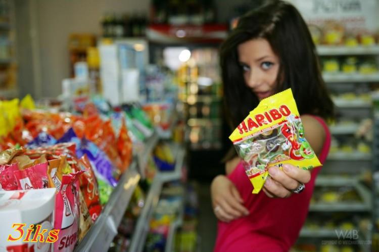 Разделась в магазине-0