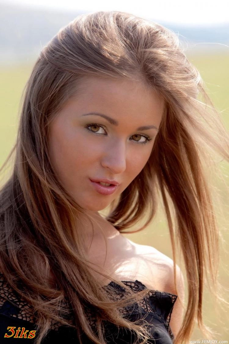 Фотосессия Голенькая красавица в чистом поле-5