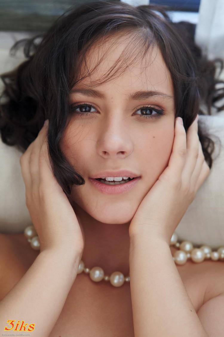 Голенькая в бусах-21