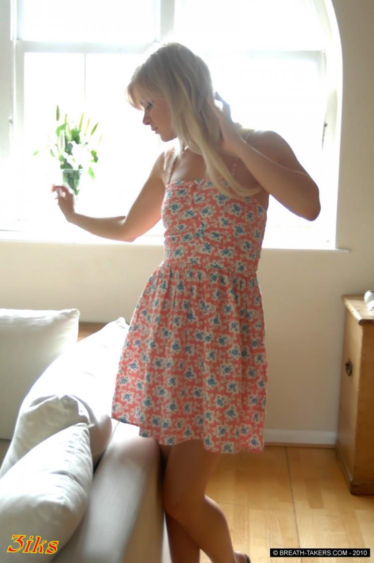 Блондинка с мелкой грудью-1