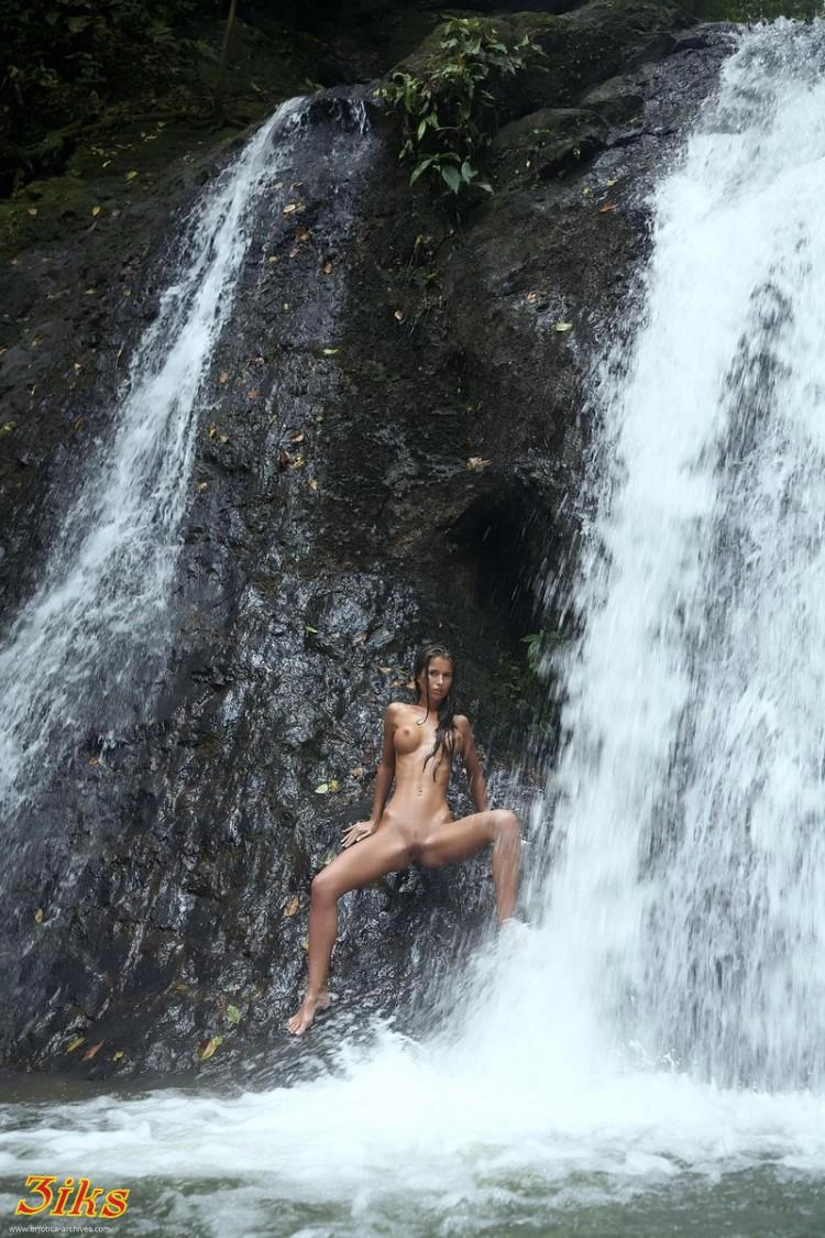 Фотосессия Девка купается под водопадом-17