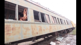 Трахает бабу в старом вагоне