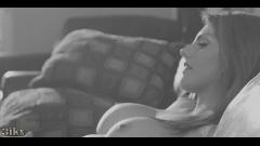 Нежно ласкает тело