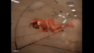 Блондинка в аэродинамической трубе