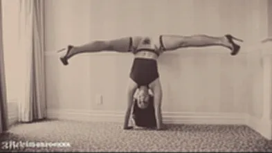 Прилипла вагиной к полу