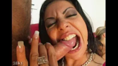 Грызёт член мужику