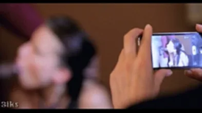 Снимает на момилу минет подруги