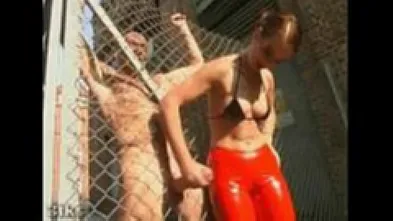 Дрочит через рабицу