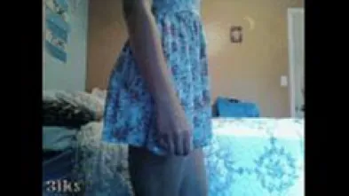 Девушка показывает аппетитную попку