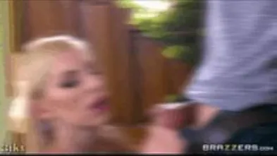 Чуть хуем по лбу не дало