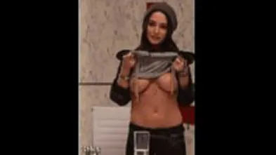 Девушка показывает грудь