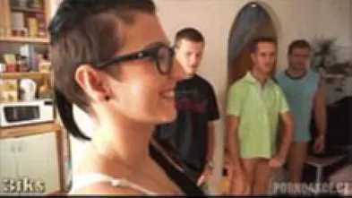 Порно gif Попала на групповуху