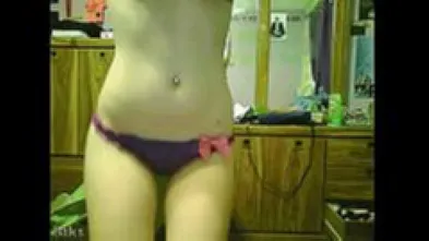 Танцует в трусиках