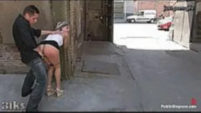 Секс во дворе