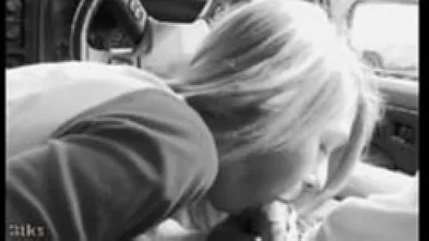 Сосёт в машине